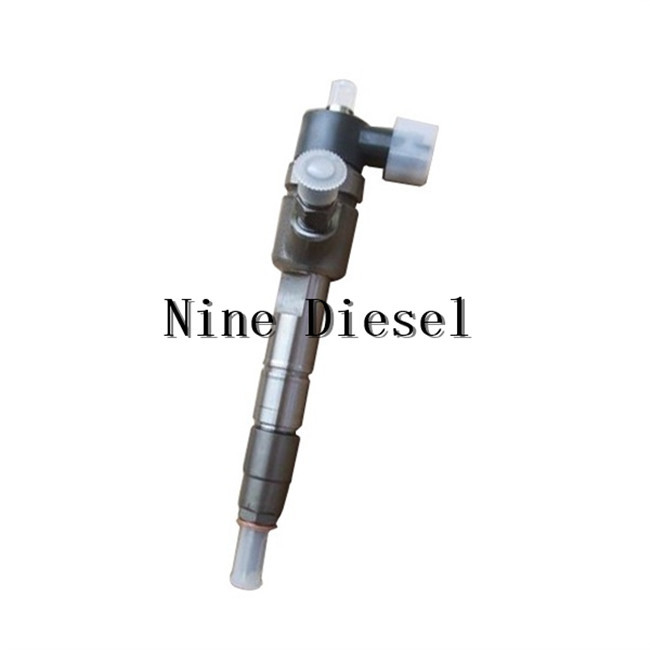 Un iniettore diesel di nove marche 0445110629/0445110628 con l'ugello DLLA150P2440, valvola F00VC01359